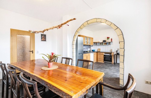 Osmarsleben Apartment | Apartment 'Wipperblick' with Private Garden and Wi-Fi