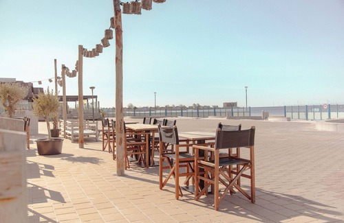 Makkum Apartment | Apartment with a balcony or patio, a bathtub, and a private parking space right by the IJsselmeer at Beach Resort Makkum.