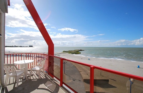 Makkum Apartment | Apartment with a balcony or patio, a bathtub, and a private parking space right by the IJsselmeer at Beach Resort Makkum.