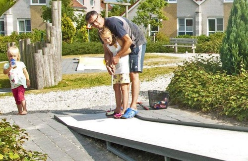 Makkum Apartment | Apartment with a balcony or patio, a bathtub, and a private parking space right by the IJsselmeer at Beach Resort Makkum.