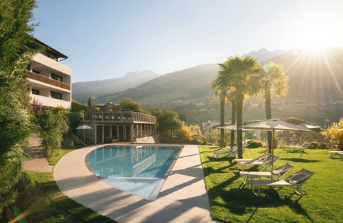 Tirolo Apartment | Apartment with large south-facing terrace, incl. garage parking space