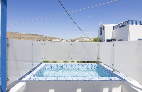 Perivolos Apartment | Apartment with Οutdoor Hydro-Massage @ White & Blue