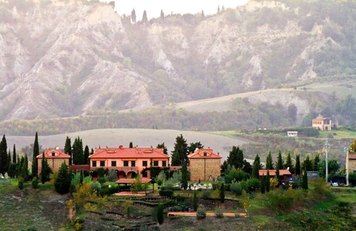 Sughera Apartment | Apartment with WIFI, pool, A/C, TV, veranda, pets allowed, panoramic view, close to San Gimignano