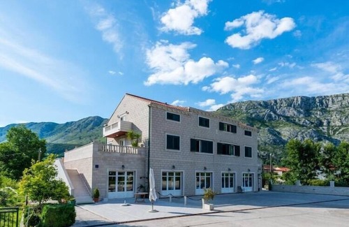 Komolac Apartment | Apartments Azzurro- Three Bedroom Apartment with Terrace and Hot Tub (Azzurro I-donji)