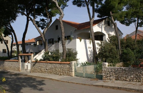 Mirce Apartment | Apartments Dinka (10225-A2) - Mirca - island Brac