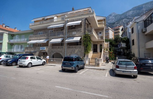 Istok Apartment | Apartments Pero (36191-A2) - Makarska