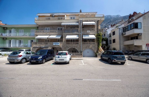 Istok Apartment | Apartments Pero (36191-A3) - Makarska