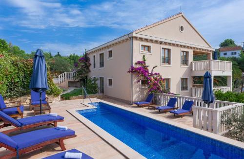 Cove Makarac (Milna) Apartment | Apartments - Villa Ana