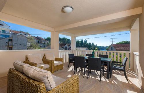 Cove Makarac (Milna) Apartment | Apartments - Villa Ana