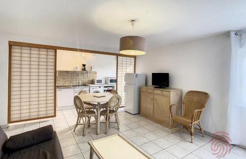 Lamalou-les-Bains Apartment | Appart F2 à Lamalou, terrasse, wifi, animaux acceptés, proche centre & thermes - FR-1-451-24