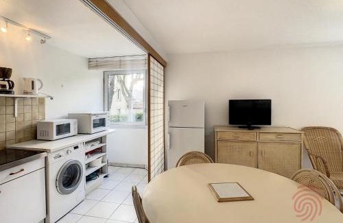 Lamalou-les-Bains Apartment | Appart F2 à Lamalou, terrasse, wifi, animaux acceptés, proche centre & thermes - FR-1-451-24