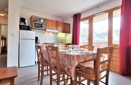 Saint-Etienne-en-Devoluy Apartment | Appartement 8 pers avec balcon, proche commerces et pistes, casier à ski - FR-1-525-199