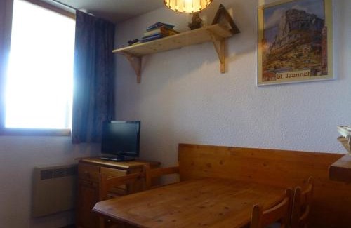 Vallandry Apartment | Appartement pour 4 à Vallandry, accès direct aux pistes, balcon, animaux admis - FR-1-757-101