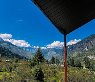 Kishanganj Hotel | Apple Flower Himalayan Heights - Luxury Stay with Mountain Views, Parking & Garden