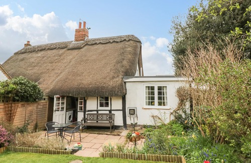 Harvington Cottage | APPLE TREE COTTAGE, character holiday cottage in Harvington