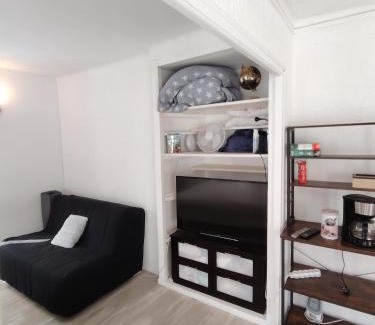 Cervens Apartment | Apppartement dans maison avec terrasse plein sud , Netflix, parking et fibre