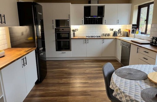 East Runton House | Après Sea short walk to beach & Cromer centre. Large House & Garden-Dogs welcome