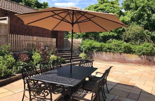 East Runton House | Après Sea short walk to beach & Cromer centre. Large House & Garden-Dogs welcome