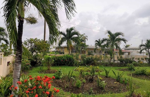 Rockley Apartment | Apt 4a. Large cosy one bedroom apartment within walking distance to Accra beach.