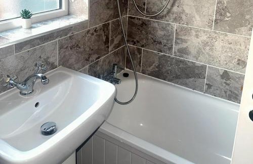 Acocks Green Apartment | Apt - Sleeps2 - Parking - 20Min Drive From Airport