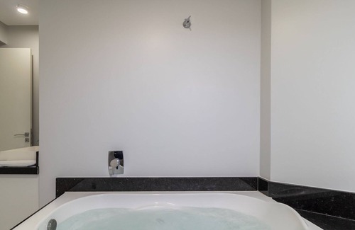 Centro Apartment | Apt w Parking Near Beach nd Restaurants BC Yvd1301