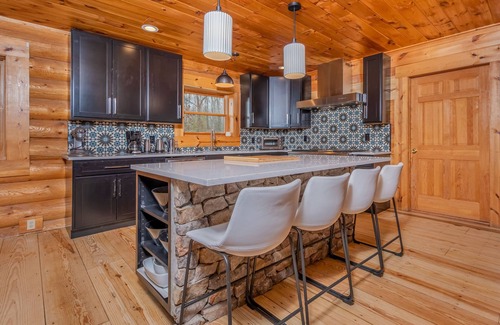 North Glade Hills House | Ar'ya Relaxed Chalet | Dock Slip + Hot Tub