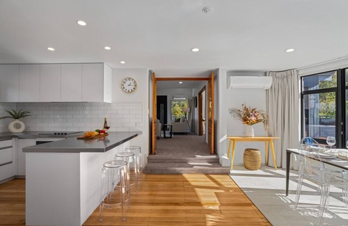 Sunshine Bay Apartment | Arawata Retreat 3BRM Luxury