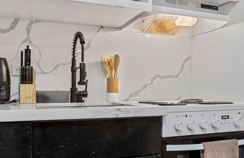 South Central Houston House | Arbor Villas I Sleeps 22 I Central HTX I Parking