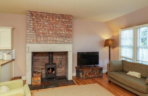 Bamburgh House | Armstrong Cottages No6