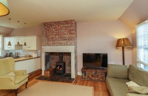 Bamburgh House | Armstrong Cottages No6
