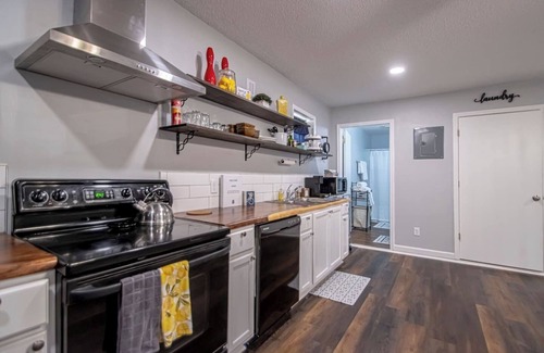 North Little Rock Apartment | Arrowhead B- Perfectly Equipped For Long Stays