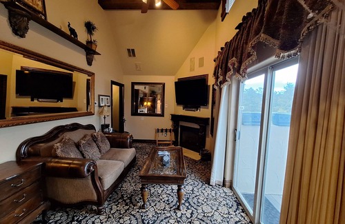 Doubleheader Bed & Breakfast | Arrowhead Manor B&B close to Red Rocks Amphitheater