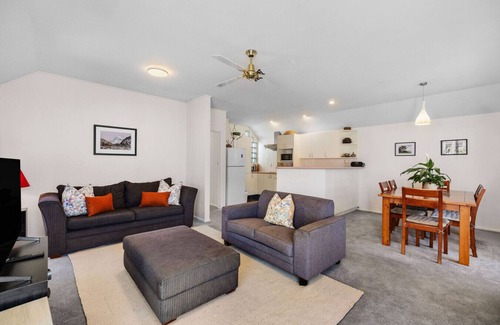 Arrowtown House | Arrowtown Great location-sunny comfy home