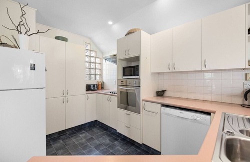 Arrowtown House | Arrowtown Great location-sunny comfy home