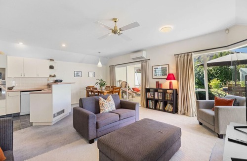 Arrowtown House | Arrowtown Great location-sunny comfy home