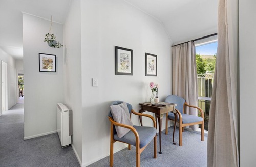 Arrowtown House | Arrowtown Great location-sunny comfy home