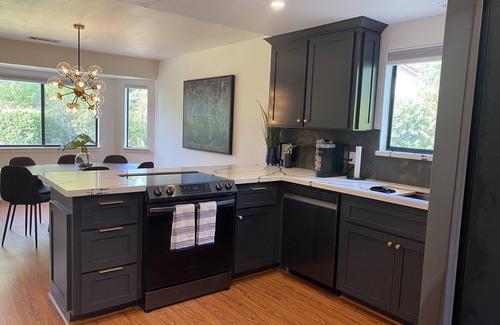 Columbia House | Arroyo Manor - Centrally Located