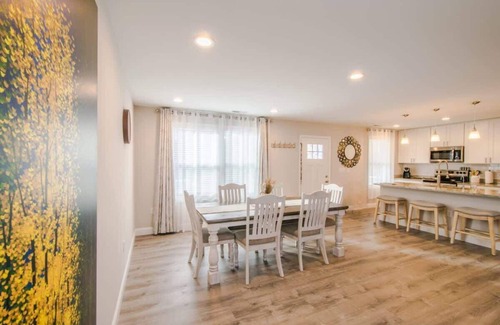 Oakley House | Art-Inspired Retreat | Free Daily Perks