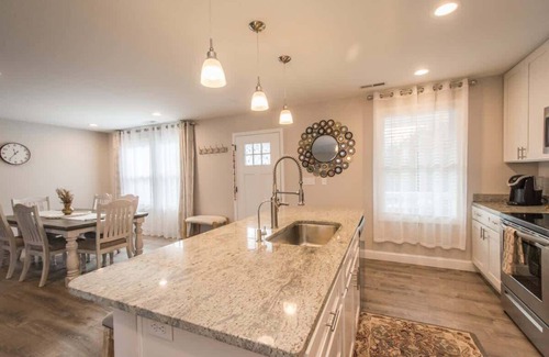 Oakley House | Art-Inspired Retreat | Free Daily Perks