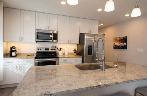 Oakley House | Art-Inspired Retreat | Free Daily Perks