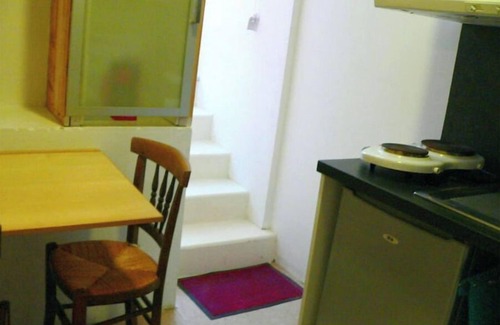 Camaret-sur-Mer Apartment | Artist's gîte 50 m from the sea and stores, quiet, flower-filled street