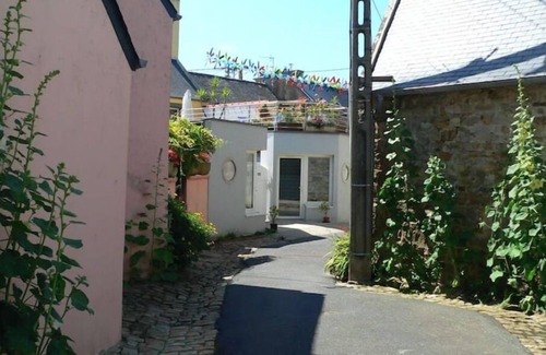 Camaret-sur-Mer Apartment | Artist's gîte 50 m from the sea and stores, quiet, flower-filled street