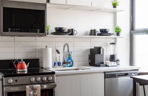 Uptown Apartment | Artistic Loft Rooftop | 13 mins DT | 4 mins Lake