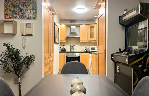 Londonderry Apartment | Artistic stunning apartment city view