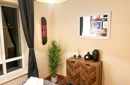 Londonderry Apartment | Artistic stunning apartment city view