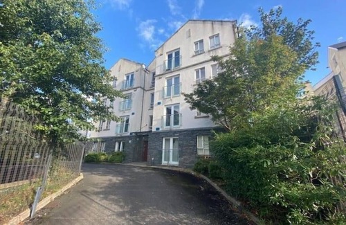 Londonderry Apartment | Artistic stunning apartment city view