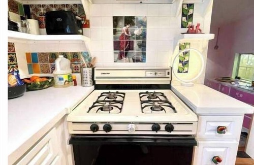 Burbank House | Artsy Cottage w Private Garden by Park/shop/Restr/Airport 30+ Day Stay Special