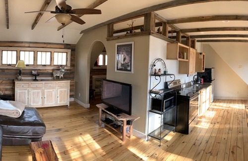 Skyland Bed & Breakfast | ARTSY MOUNTAIN VIEW LOFT