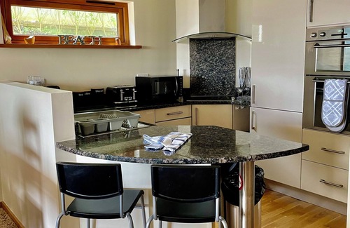 Maenporth Apartment | Arvor -Bright, spacious flat ,near sandy beach, coast paths and Falmouth Bay