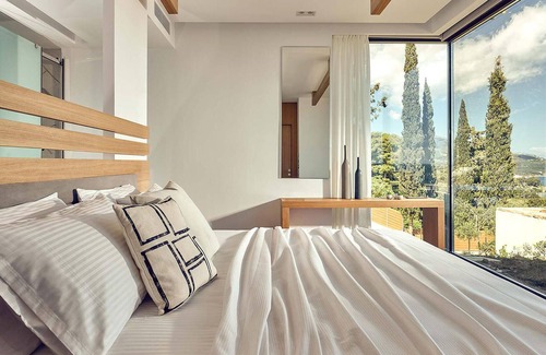 Marathias House | As part of our Luxury Collection, this house offers an extra degree of luxury in the form of, for ex